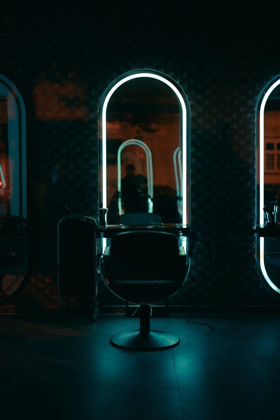 Fotel w salonie przed lustrem z białym neonem