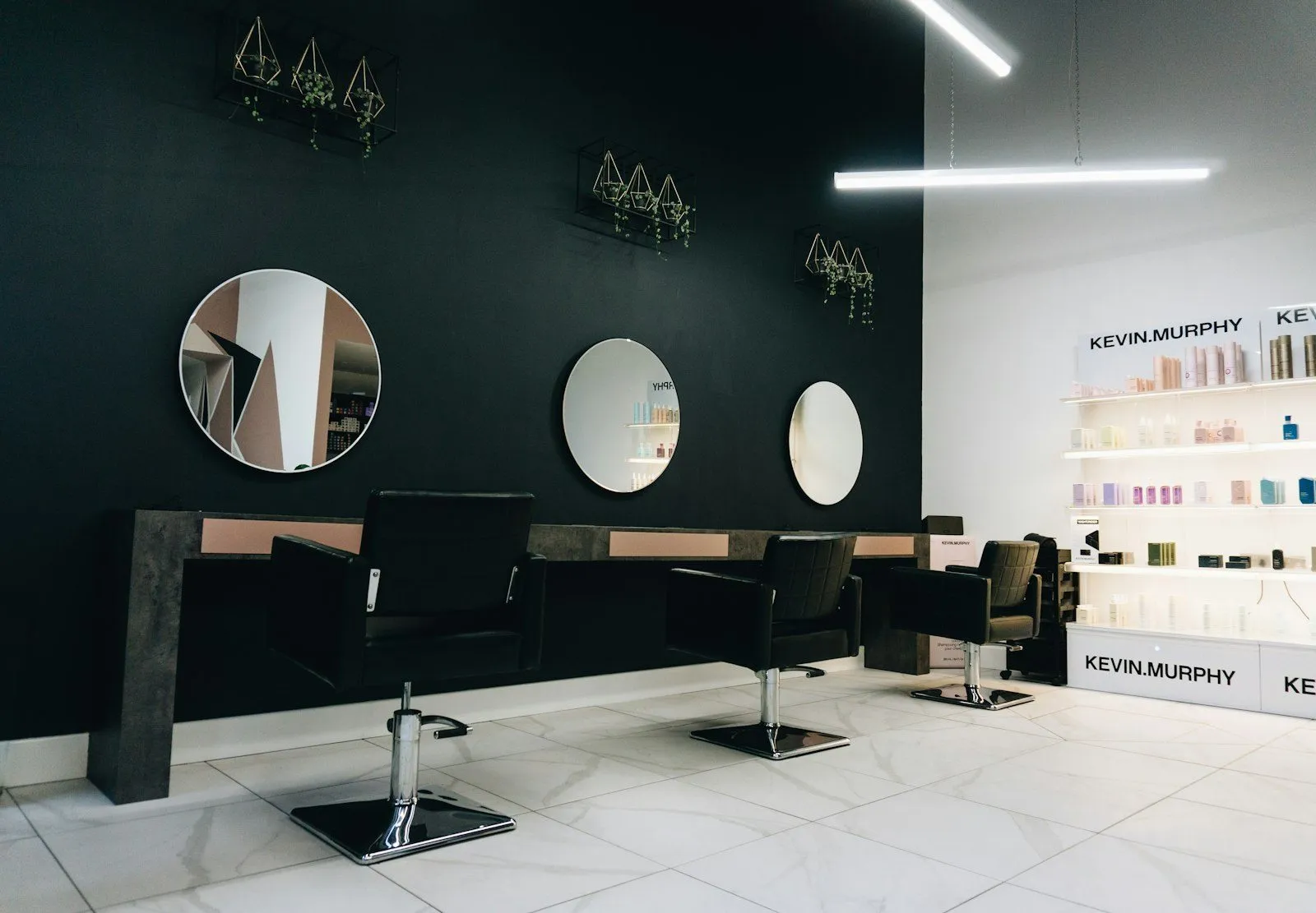 Salon z lustrami na ciemnej ścianie